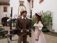 Der starke Hans – Sarah (Bianca Nawrath) trifft Hans (Lucas Reiber) mit dem fertigen Eisenbett.