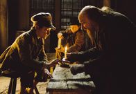 Kino ist King: Oliver Twist – Der alte Hehler Fagin (Ben Kingsley) und der junge Dieb Dodger (Harry Eden, Mitte) bringen dem Waisenjungen Oliver Twist (Barney Clark) einige Tricks bei.