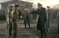 Das Tribunal – Augsburg 1944. Seit Monaten fristet der junge Lt.Thomas Hart (Colin Farrell, vorne l.) seine Tage in einem NS-Gefangenenlager unter Aufsicht des unmenschlichen Oberst Visser (Marcel Iures, vorne r.). Wie lange wird er noch auf Rettung warten müssen?; Augsburg 1944. Seit Monaten fristet der junge Lt.Thomas Hart (Colin Farrell, vorne l.) seine Tage in einem NS-Gefangenenlager unter Aufsicht des unmenschlichen Oberst Visser (Marcel Iures, vorne r.). Wie lange wird er noch auf Rettung warten müssen?