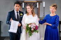 Meine Mutter ... – Heidi (Margarita Broich, rechts) möchte Regie führen bei der Hochzeit ihrer Tochter Antonia „Toni“ Janssen (Diana Amft) mit Rufus van Berg (Stephan Luca).