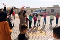 mitenand – Die Kinder im Norden Syriens sind im Umfeld von jahrelangem Krieg und einem Erdbeben, das Zehntausende Opfer gefordert hat, aufgewachsen.