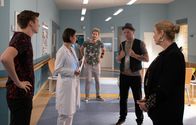 In aller Freundschaft – Dr. Maria Weber (Annett Renneberg, 2.v.li.) hat erste Untersuchungsergebnisse von Luzie Herbst. Der Rest der ziemlich berühmten Band (Komparsen, 2.u.3.v.re.) machen sich Sorgen um ihre Frontfrau. Sarah Marquardt (Alexa Maria Surholt, re.), deren Sohn Bastian (Johann Lukas Sickert, li.) gerade ein Vorspiel bei der Band hatte, wittert Presse.