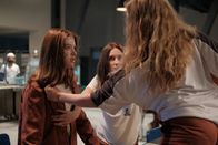 Fallen – Ein hitziger Moment zwischen Luce (Jessica Alexander, l.) und Molly (Maura Bird, r.) droht zu eskalieren doch Arriane (Josefine Koenig, M.) geht dazwischen.