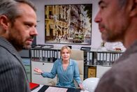 Sturm der Liebe – Erik (Sven Waasner, l.), Katja (Isabell Stern, M.) und Yannik (Jo Weil, r.) besprechen Formalitäten für die morgige Wahl.
