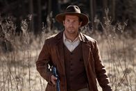 Serena – Mit Hilfe ihres Handlangers Galloway (Rhys Ifans) will Serena Georges Ex-Geliebte und seinen Sohn töten. Doch das ist schwieriger als gedacht ...