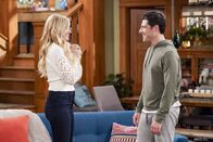 The Neighborhood – Gemma Johnson (Beth Behrs, l.); Dave Johnson (Max Greenfield, r.)