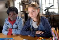 Die Pfefferkörner – Acai (Amanda Adjei) vertraut sich Nina (Carolin Garnier) und ihren Freunden an.Â