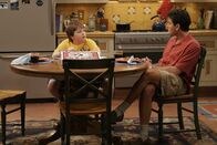 Two and a Half Men – Gemeinsam mit seinem Onkel Charlie (Charlie Sheen, r.) plant Jake (Angus T. Jones, l.) seinen Geburtstag ...
