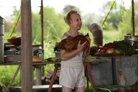 American Horror Story – Meep (Ben Woolf) genießt es, lebenden Tieren die Köpfe abzubeißen ...