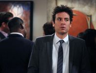 How I Met Your Mother – Als Ted (Josh Radnor) überraschend eine Nachricht des Captains auf seinem Anrufbeantworter hat, schwelgen die Freunde in Erinnerungen an ihre letzte unangenehme Begegnung mit ihm ...