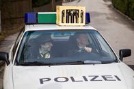 Hubert und Staller – Hubert (Christian Tramitz, rechts) und Staller (Helmfried von Lüttichau) haben ihr neues “Accessoire” auf dem Dach des Polizeiautos noch nicht bemerkt.