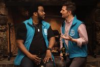 Ghosted – Ein ganz besonderer Fall wartet auf Leroy (Craig Robinson, l.), Max (Adam Scott, r.) und das Team, doch dieser Einsatz könnte ihnen schließlich zum Verhängnis werden ...