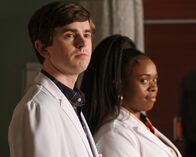 The Good Doctor – Dr. Shaun Murphy (Freddie Highmore) und Dr. Joran Allen (Bria Henderson) Die Verwendung des sendungsbezogenen Materials ist nur mit dem Hinweis und Verlinkung auf RTL+ gestattet.
