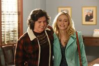 The Middle – Axl (Charlie McDermott, l.) und April (Greer Grammer, r.) wagen einen Schritt, der ihre Zukunft nachhaltig verändern wird ...