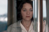 Die Frau im Mond – Gabrielle (Marion Cotillard) fühlt sich immer mehr zum ehemaligen Soldaten André Sauvage hingezogen, der ebenfalls Patient im Sanatorium ist.