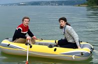 WaPo Bodensee – In rasender Geschwindigkeit nähert sich ein Sportboot dem Schlauchboot der beiden frischgebackenen Abiturienten Anna (Anuschka Tochtermann, r.) und Florian (David Meyer, r.).