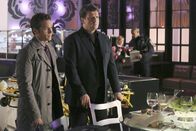 Castle – Beckett bekommt den Auftrag den Milliardär Erik Vaughn zu beschützen. Der fängt schon bald an, heftig mit ihr zu flirten, was Richard Castle (Nathan Fillion, r.) ganz und gar nicht gefällt. Auch Kevin Ryan (Seamus Dever, l.) spürt sofort, dass der Schriftsteller vor Eifersucht kocht ...