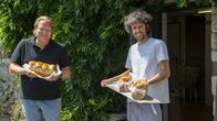 Lecker an Bord – Björn Freitag (l) und Bäcker Baptiste Marchand mit dem fertigen Brioche.
