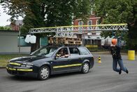 Checkpoint – Moderator Tommy Scheel und Leon testen es auf der Erde.