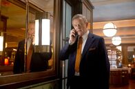 Douglas Is Cancelled – Als Douglas (Hugh Bonneville) merkt, dass der Shitstorm um seinen ominösen Tweet für ihn gefährlich wird, sucht er sich Rat.
