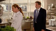 Rote Rosen – Gunter (Hermann Toelcke) wird klar, wie sehr er Carla (Maria Fuchs) verletzt hat.