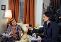 Rote Rosen – ARD ROTE ROSEN FOLGE 1205 Uhr im ERSTEN. Johanna (Brigitte Antonius, l.) und Susann (Elisabeth Lanz, r.) stöbern in alten Familienfotos.