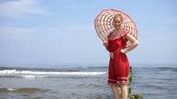 Ostseeinseln mit Judith Rakers – Judith Rakers im historischen Badeanzug am Strand von Bansin. Anbaden der Inselbäder 2017.
