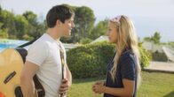 Find me in Paris – Henri (Christy O’Donnell) hat Lena (Jessica Lord) ein morgendliches Ständchen gebracht. Er möchte, dass sie sich wieder an ihn erinnert. Doch ihre Erinnerungen an ihn und an die Zeitreisen sind nach wie vor gelöscht.