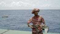 Todesangst ... In der Gewalt von Piraten – Ein somalischer Pirat bewacht die Geiseln der MV Roven