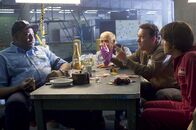 Terminal – Um sich die Zeit etwas zu verschönern, schließt Viktor (Tom Hanks, 2.v.r.) Freundschaften mit dem Personal (Chi McBride, l., Kumar Pallana, 2.v.l. und Diego Luna, r.) am Flughafen ...