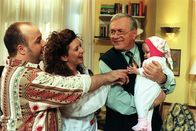 Lukas – Lukas (Dirk Bach, l.), Coco (Katja Bellinghausen, M.) und Ludwig (Hansjoachim Krietsch, r.) - alle sind begeistert vom Kind der Nachbarin.