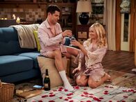 The Neighborhood – Dave Johnson (Max Greenfield, l.); Gemma Johnson (Beth Behrs, r.)