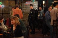 How I Met Your Mother – Will seinen Freunden beweisen, dass sein Plan aufgeht: Barney (Neil Patrick Harris, M.) ...