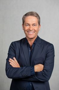 30 Jahre DAS! - Ab aufs Rote Sofa – Moderator. Baumgarten moderiert im NDR Fernsehen die Sendung DAS!