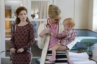 Love Child – Annie (Gracie Gilbert, l.); Joan (Jessica Marais, r.)