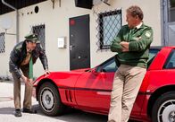 Hubert und Staller – Hubert (Christian Tramitz, rechts) und Staller (Helmfried von Lüttichau) entdecken auf dem Hinterhof des Casino Royal ein auffälliges Auto.