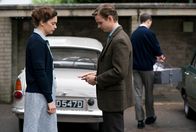 Mrs. Wilson – Alison Wilson (l., Ruth Wilson) und Nigel Wilson (r., Otto Farrant).