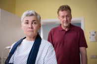 In aller Freundschaft – Sabine (Kathrin Waligura) und Matthias Franz (Thomas Schmuckert) lieben sich sehr und stehen kurz vor ihrer Silberhochzeit. Doch nun gesteht Sabine, dass sie seit langem darüber Bescheid weiß, was Matthias getan hat.