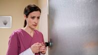Sturm der Liebe – Carolin (Katrin Anne Heß) ist hin- und hergerissen: Wird sie die Opiate stehlen?