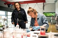WaPo Bodensee – Julia Demmler (Wendy Güntensperger, l.), beobachtet die Wissenschaftlerin Lenka Kurilowa (Anke Retzlaff, r.) bei ihrer Arbeit.