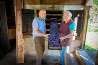 Heimatleuchten – Andrä (links) und Elisabeth (rechts) schieben Zwetschken in den Dörrofen der Familie Lublasser während ServusTVs Heimatleuchten "Bergsteigerdörfer" in Steinbach am Attersee, OÖ, am 03.10.2023