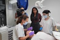 Puls – Puls Veneers, Bleaching und Co – Der hohe Preis der perfekten Zähne Beim Zahnarzt Copyright: SRF