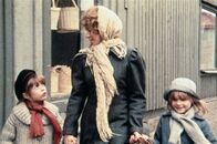 Astrid Lindgren:: Madita – Als Alva (Lis Nilheim, M.) mit Madita (Jonna Liljendahl, l.) und Lisabet (Liv Alsterlund, r.) neue Sandalen kaufen geht, kennt die Vorfreude der Mädchen keine Grenzen.
