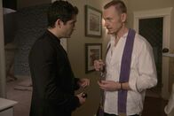 The Exorcist – Während Pater Tomas (Alfonso Herrera, l.) unerwarteten Besuch bekommt, bringen Pater Marcus (Ben Daniels, r.) die Bustickets von Pater Bennett an einen ungewohnten Ort ...