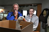 Alles oder Nichts – Haben einen Plan: Mike (Mirco Reseg, l.) und sein Sohn Basti (Lennart Borchert, r.) ...