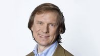 Tagesgespräch – Moderatoren der Sendung die Fragen der Anruferinnen und Anrufer zum aktuellen Thema.
