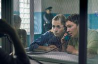 1986 – Elena (Daria Mureeva) und ihre Mutter (Helga Filippova) besuchen den Vater im Gefängnis.