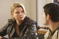 Danni Lowinski – Mehmet (Hüseyin Ekici, r.), der wegen Belästigung einer Lehrerin von der Schule verwiesen wurde, sucht Hilfe bei Danni (Annette Frier, l.). Gemeinsam ziehen sie vor Gericht, um Unschuld zu beweisen ...