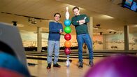 Checker Julian – Checker Julian mit Balance-Künstler Volker beim Bowlingkugeln-Stapeln