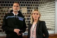 Der Giftanschlag von Salisbury – Superintendent Dave Minty (Darren Boyd) und die Leiterin des Gesundheitsamts von Salisbury Tracy Daszkiewicz (Anne-Marie Duff) arbeiten ab sofort zusammen an dem mysteriösen Skripal-Fall. Die Lage ist ernst.